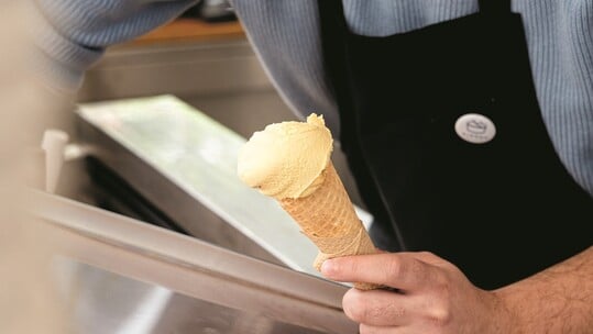 Django: Aληθινό gelato ημέρας στο παγωτατζίδικο στο Κουκάκι