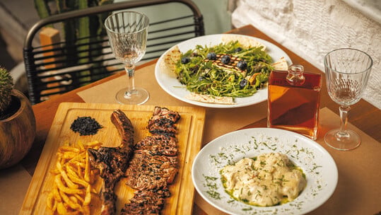 Ροζ Πάνθηρας: Ένα grill spot που εξελίσσεται με σύγχρονες ιδέες
