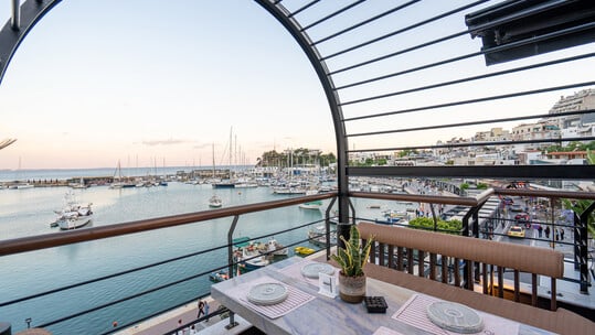 Horizon Rooftop Of Senses: Το rooftop του Μικρολίμανου με θέα την αθηναϊκή Ριβιέρα