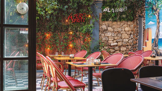 Plakaki: Aperitivo και νόστιμο pairing στην όμορφη πλατεία της Πλάκας