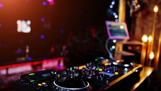 Enoo Napa b2b Da Capo και Mahmut Orhan έρχονται στο Bolivar Beach Club