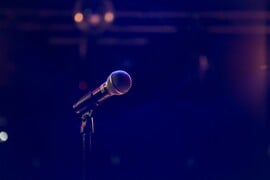 Γνωστός τραγουδιστής συνελήφθη στη Γλυφάδα για ενδοοικογενειακή βία