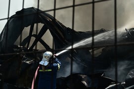Ριτσώνα: Μαίνεται η μεγάλη φωτιά στο εργοστάσιο - Μαύροι καπνοί κατέκλυσαν την περιοχή