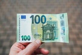 Επίδομα 100 ευρώ: Πάνω από 96.000 αιτήσεις – Πότε πληρώνονται οι δικαιούχοι