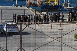 Politico: Η Ελλάδα πιέζει την ΕΕ για σκληρότερη στάση στο μεταναστευτικό
