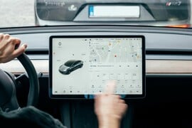Η Tesla καταδικάστηκε να πληρώσει 243 εκατ. δολάρια ως αποζημίωση έπειτα από θανατηφόρο τροχαίο εξαιτίας του autopilot 
