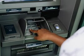 Από τη Δευτέρα 11 Αυγούστου δωρεάν αναλήψεις από τα ΑΤΜ των ελληνικών τραπεζών