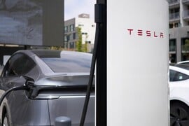 Οι πωλήσεις της Tesla πέφτουν κατά 40% στην Ευρώπη, ενώ ο κινέζος ανταγωνιστής της τριπλασιάζει τις πωλήσεις του