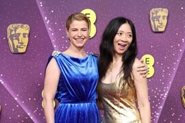 Οι σταρ στο κόκκινο χαλί των Baftas 2026: Πολ Μασκάλ, Λεονάρντο ντι Κάπριο, Τζέσι Μπάκλεϊ κ.α.