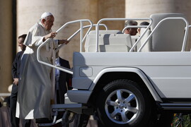ΠΑΠΑΣ ΦΡΑΓΚΙΣΚΟΣ ΓΑΖΑ ΠΑΙΔΙΑΤΡΙΚΗ ΚΛΙΝΙΚΗ POPEMOBILE