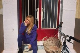 Η Γωγώ Μαστροκώστα και η Ελλάδα που έμαθε να κοιτάζει πρώτα το σώμα