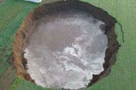 Μεξικό: Τεράστια τρύπα άνοιξε στη μέση ενός χωραφιού - «Είδα τη γη να βυθίζεται και να βγαίνει νερό» (Βίντεο)