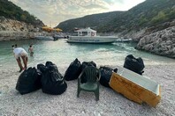 Ζάκυνθος: Ιδιοκτήτες σκαφών πήγαν και μάζεψαν τα σκουπίδια από το Ναυάγιο