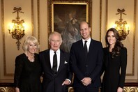 Το νέο βασιλικό πορτρέτο: Κάρολος, Καμίλα, Γουίλιαμ και Κέιτ ποζάρουν μία μέρα πριν την κηδεία της Ελισάβετ
