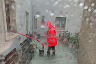 Προβλήματα στην Κάρπαθο από την καταρρακτώδη βροχή - Πλημμύρησε το νοσοκομείο
