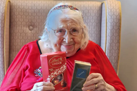 Είναι 100 ετών και μοιράζεται το μυστικό της μακροζωίας: «Αποφύγετε περίεργους άνδρες»