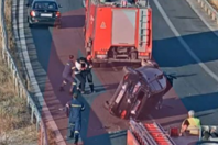 Έπεσε στην μπάρα των διοδίων με 192 χλμ., βγήκε από το διαλυμένο ΙΧ και επιτέθηκε σε πυροσβέστες