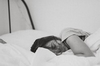 Κοιμάστε με ένα μαξιλάρι ανάμεσα στα πόδια; Υπάρχει λόγος (και καλά κάνετε)