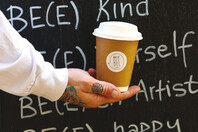 Let it bee: Αρωματικός καφές, χειροποίητες νοστιμιές και vegan συνταγές που θα λατρέψεις