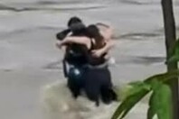 Σπαρακτικές σκηνές στην Ιταλία: Τρεις φίλοι αγκαλιάζονται πριν τους παρασύρουν τα ορμητικά νερά