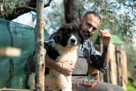 «Οι άνθρωποι του χωριού είναι απλοί, καθημερινοί άνθρωποι. Επέλεξα να ζήσω ανάμεσά τους και όχι σε παλάτια. Κοντά τους όμως νιώθω βασιλιάς».
