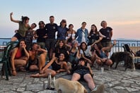 Τρεις φίλοι από την Αθήνα δημιούργησαν μια μικρή, αυτάρκη κοινότητα στην Αιτωλοακαρνανία, έναν ζωντανό πυρήνα ανθρώπων που ζουν και εργάζονται με τη φύση αναζωογονώντας την τοπική κοινωνία 