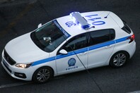 Ομόνοια: Βίντεο από τη στιγμή που οι εργαζόμενοι μεταφέρουν τον νεκρό άστεγο έξω από το εστιατόριο