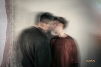 Ο Αντώνης Αντωνόπουλος από μικρός είχε μια έλξη για τα νεκροταφεία ή Όλα είναι θέατρο αρκεί να στρέψεις το βλέμμα σου πάνω τους ή Η παράσταση «Τελευταία επιθυμία» είναι ένα τηλεφώνημα από τον άλλο κόσμο