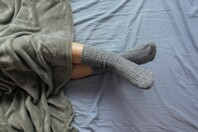 Γιατί οι ειδικοί προτείνουν να φοράμε κάλτσες πριν τον ύπνο