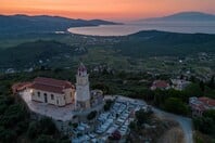 «Στο Μέσο Γερακάρι Ζακύνθου, η Αθήνα δεν είναι καν στον ορίζοντα»