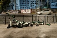 Αθήνα: Τα ηλεκτρικά πατίνια και το χάος της μικροκινητικότητας/ Πώς θα μπει τάξη στο χάος με τα ηλεκτρικά πατίνια στην Αθήνα;/ «Δεν γίνεται να μην έχουμε πατίνια γιατί είναι επικίνδυνο να κυκλοφορήσουν»