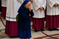 Πάπας Φραγκίσκος: Ποια είναι η μοναχή που έσπασε το πρωτόκολλο και πλησίασε το φέρετρό του