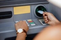 Τέλος οι κάρτες από τα ΑΤΜ: Πώς θα γίνεται η ανάληψη χρημάτων