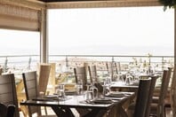 Μπαλκόνι στις Κυκλάδες: Γεύσεις που μυρίζουν Αιγαίο σε ένα μπαλκόνι του Βύρωνα