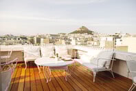 NEW Hotel Art Lounge & Lobby Bar: Το Art Lounge και το Lobby Bar, τα δύο εστιατόρια του NEW Hotel, ανανεώνουν μενού και διάθεση, και υποδέχονται το καλοκαίρι