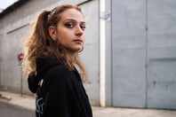 AEON: Η «ντίβα από την Κρήτη» που παντρεύει τη ραπ με τη λύρα