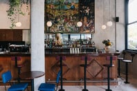 Quinn’s: Γιατί όλοι πίνουν Dry Martini «στου Ηλία» Μαρινάκη 