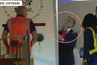 Χαστούκι της Μπριζίτ στον Εμανουέλ Μακρόν στο Ανόι: Τι κατέγραψαν οι κάμερες