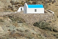 Γκρεμίζεται το εκκλησάκι στη βίλα του Αντώνη Ρέμου στη Μύκονο