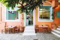 Stella’s Arnados: Ιταλική πίτσα και spritz στα καλντερίμια της Τήνου