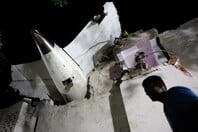 Συντριβή αεροπλάνου στην Ινδία: 265 νεκροί, μόλις ένας επιβάτης επέζησε - Μαρτυρίες για «περισυλλογή πτωμάτων»