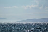 Βαθιά γαλαζια θάλασσα. Ή μήπως όχι;