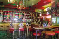 Tiki bar: Εξωτικά vibes που αλλάζουν το καλοκαίρι στην Αθήνα