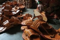 Sandal scandal: Το σκάνδαλο με τα ινδικά σανδάλια που υποχρέωσε την Prada σε υποχώρηση
