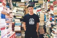 Eddie Dark: «Γράφω μουσική επειδή έχω σιχαθεί τα πάντα»