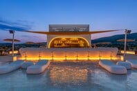 Summer nights, beach vibes & DJ sets: όλα οδηγούν στο Isla Brown Corinthia, Curio Collection by Hilton