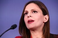 Έφη Αχτσιόγλου: Η πρώτη φωτογραφία με τον γιο της από το μαιευτήριο