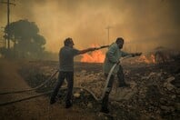 Εξαιρετικά δύσκολη η φωτιά στην Εύβοια: Καίγονται πυροσβεστικά οχήματα, χωρίς ορατότητα επιχειρούν οι δυνάμεις