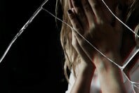 Βόλος: Κατηγορείται και για αιμομιξία η μητέρα που συνελήφθη για παιδική πορνογραφία με θύμα την ανήλικη κόρη της