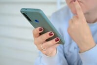 Η διαρροή εγγράφων επιβεβαιώνει ότι τα μικρόφωνα των κινητών τηλεφώνων μας ακούνε όταν συζητάμε 